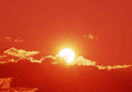 傍晚的太阳(打一字),夕阳映照下的温暖时光