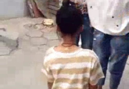 很多女生打一个女生下跪事件,女生被迫下跪，社会关注校园霸凌问题”