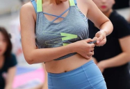 街拍三角区凸起美女,三角区凸起美女生动演绎时尚与自信